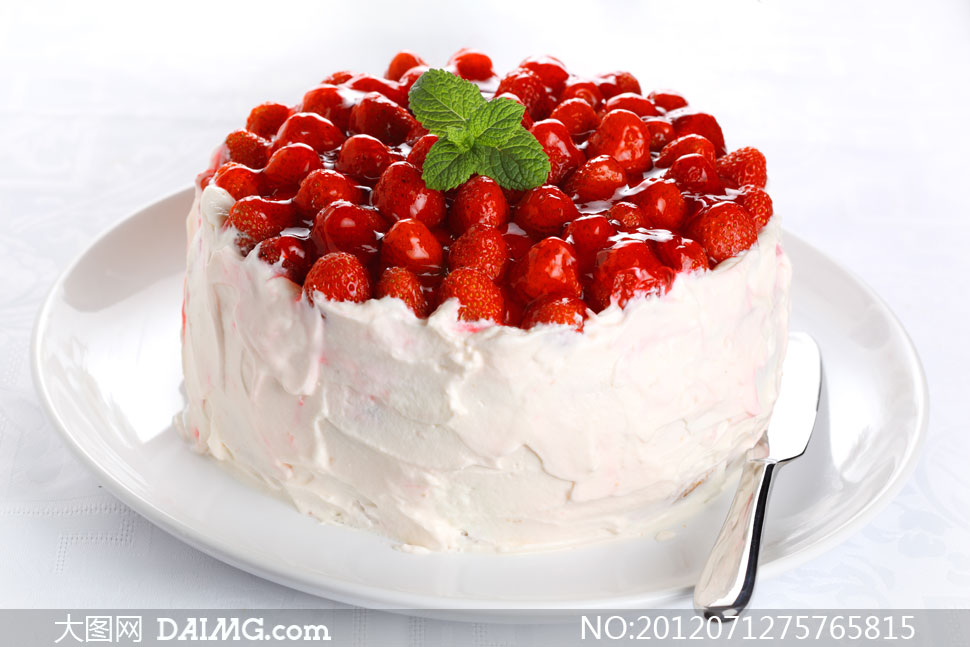 盘子里的草莓奶油蛋糕摄影高清图片 - 大图网设