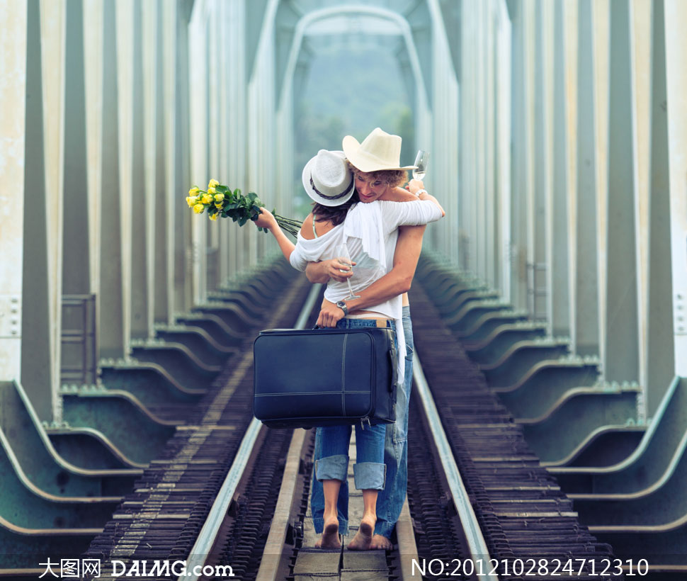 铁路上拥抱一起的情侣摄影高清图片 - 大图网设
